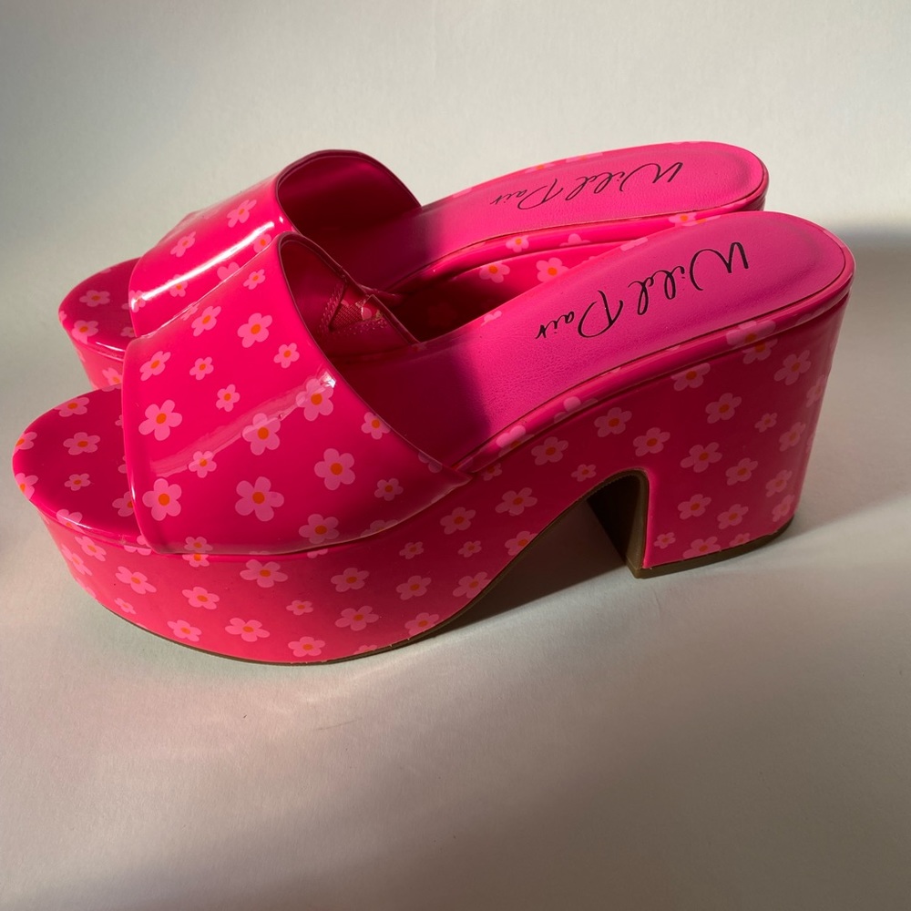 Super cute hot pink patent leather platforms💗